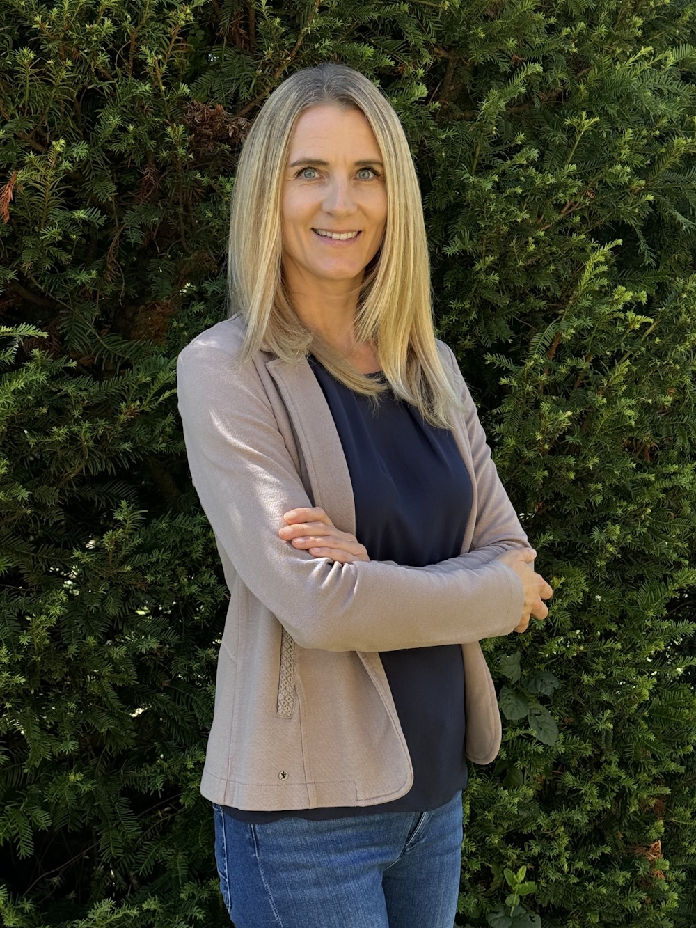Susanne Schneider seitlich stehend